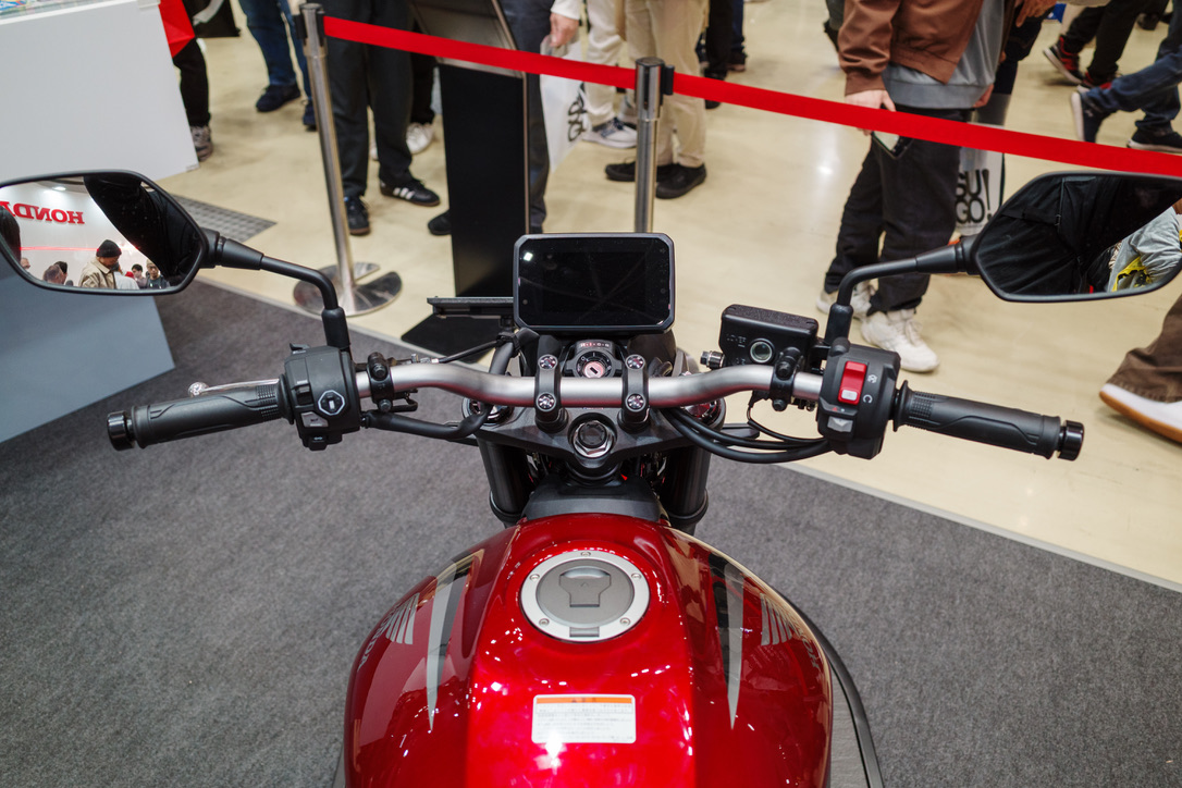 CB400SFのTFT液晶メーターとコックピット