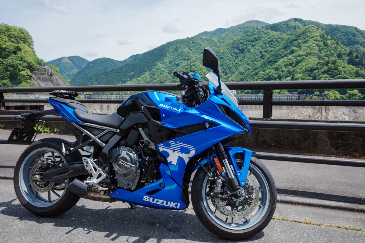 山間部を走るGSX-8R
