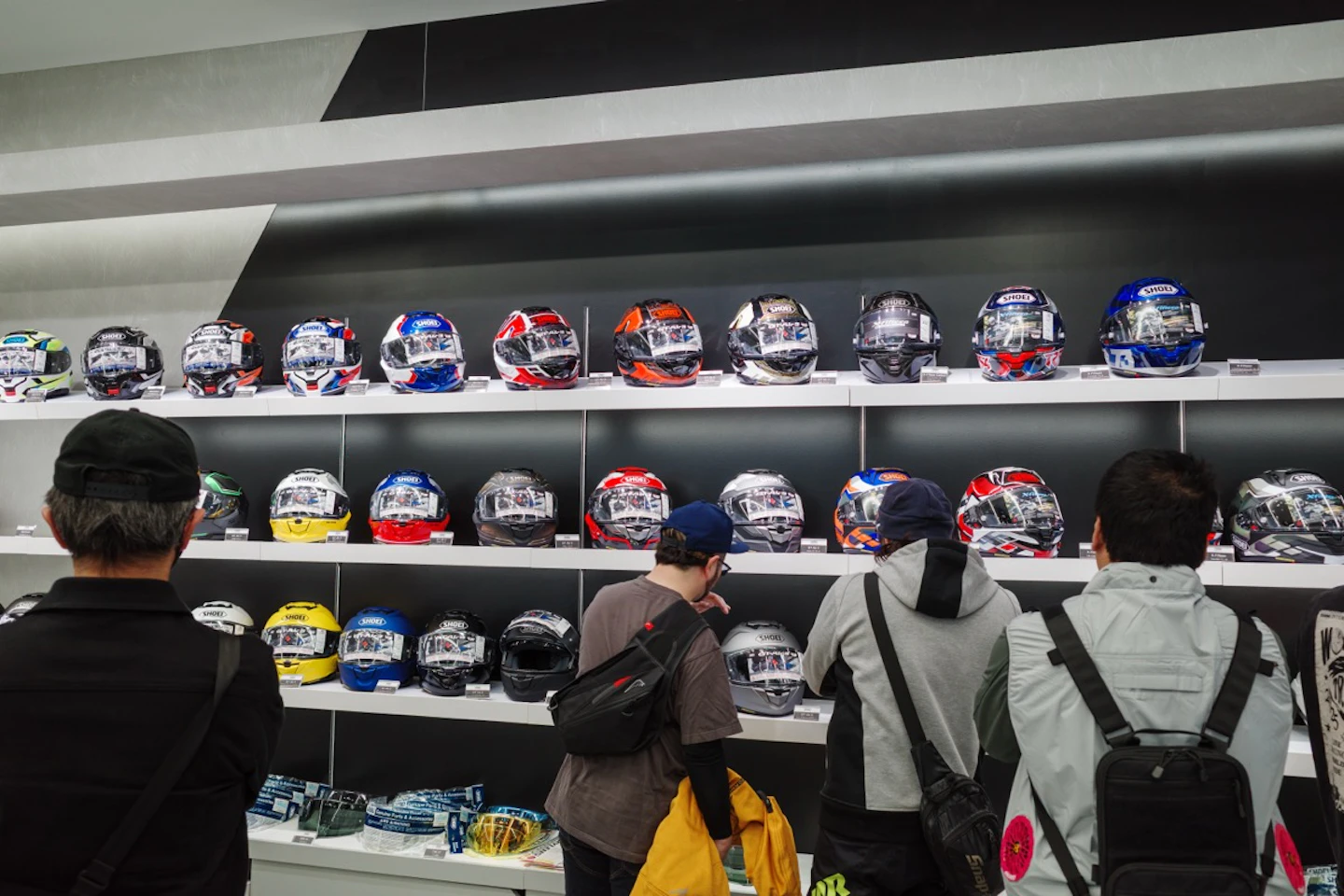 レーサーレプリカヘルメットの壁面展示