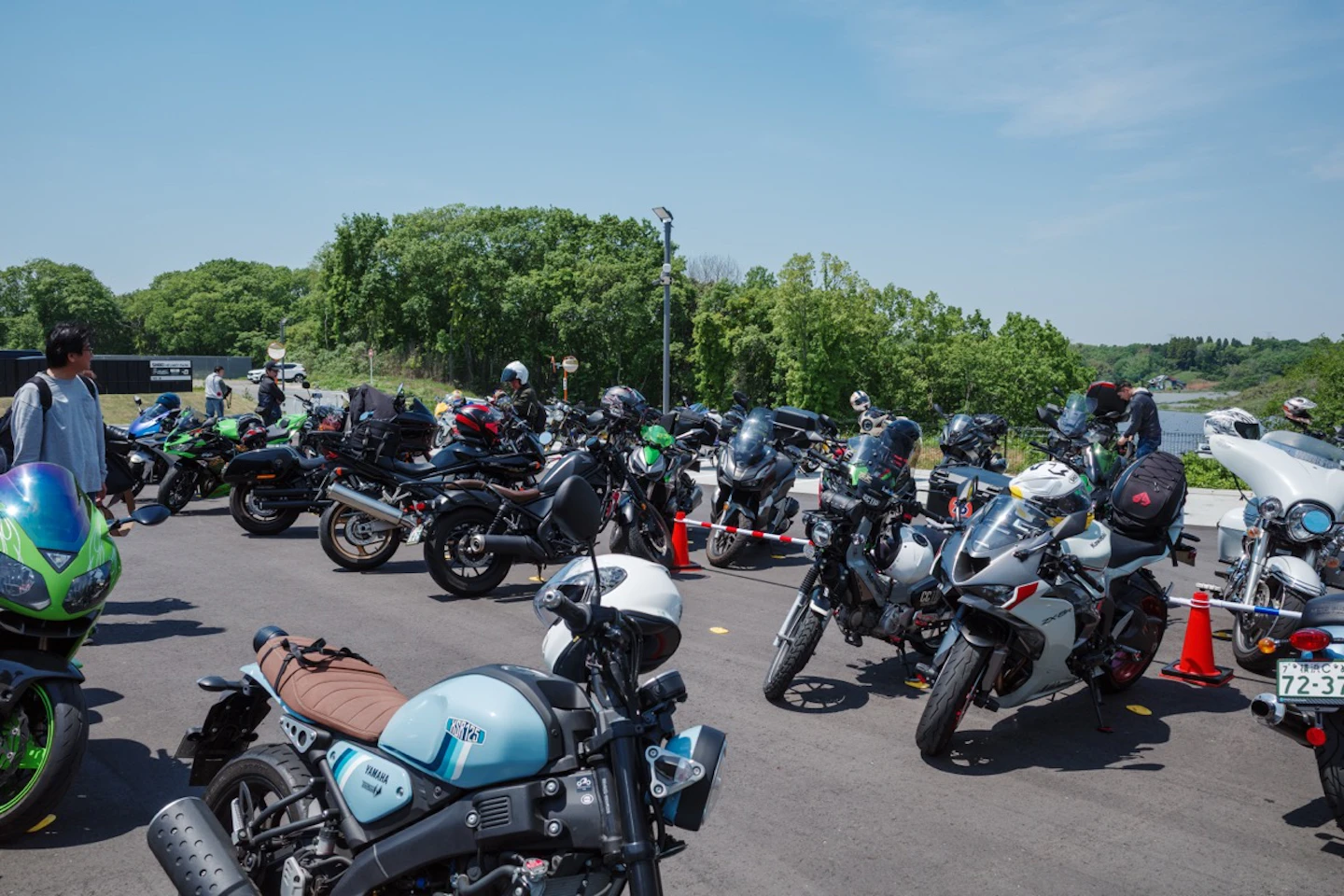 駐車場に並ぶバイクたち