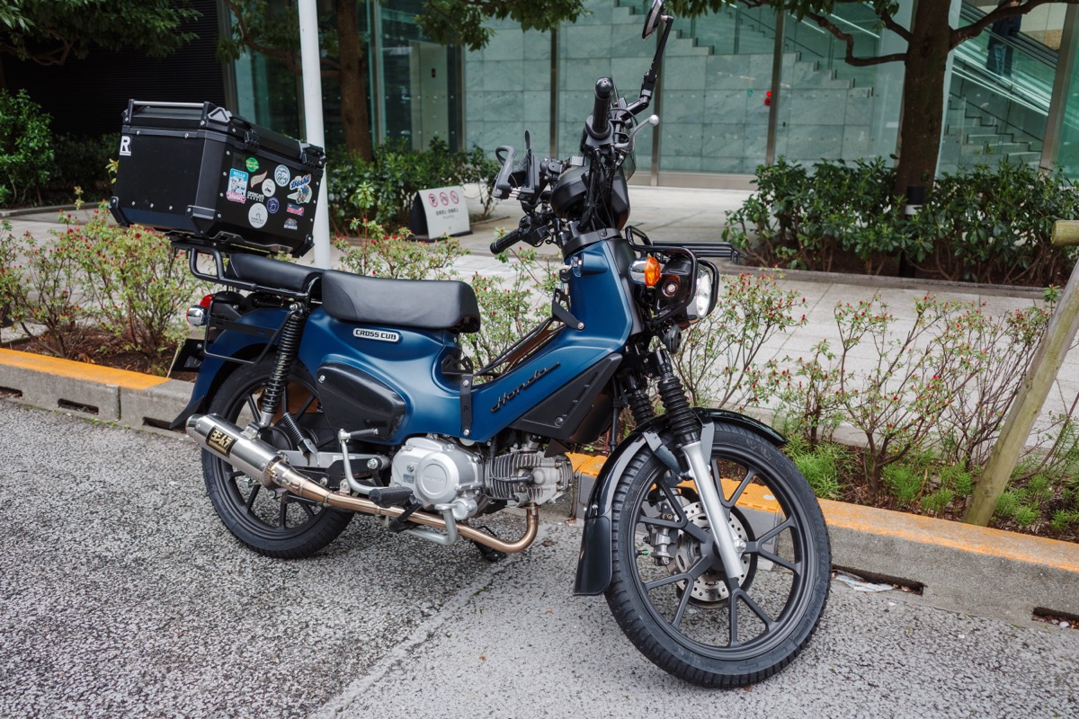 街中に佇むCross Cub 110