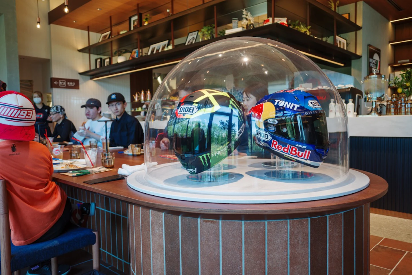 HELMET PIZZA店内とヘルメットドーム展示