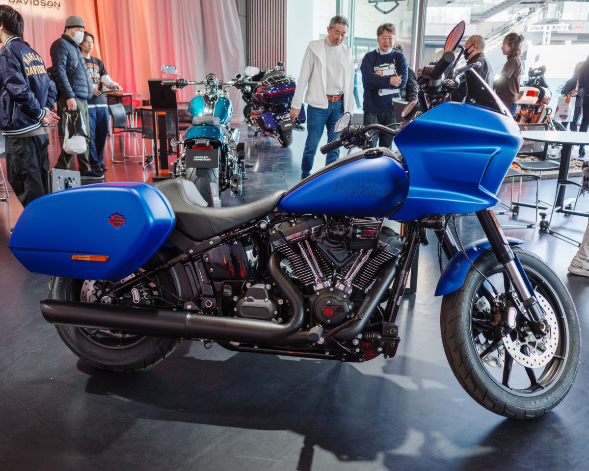 マットブルーのLow Rider ST 2026年モデル