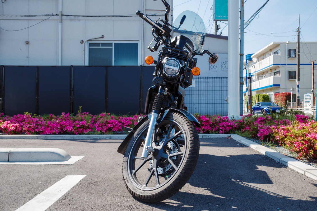 キタコ強化サイドスタンド HS-169 装着後の傾き