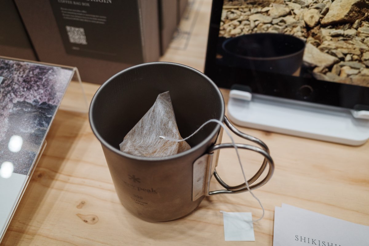 SHIKISHIMA COFFEEのコーヒーバッグ。チタンマグに入れてお湯を注ぐだけ