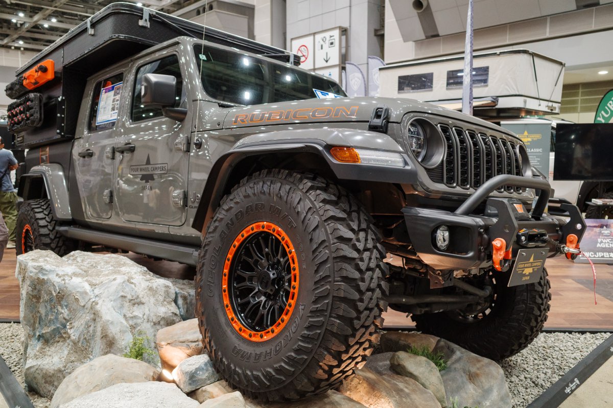 岩の上に鎮座するJeep ラングラー ルビコン