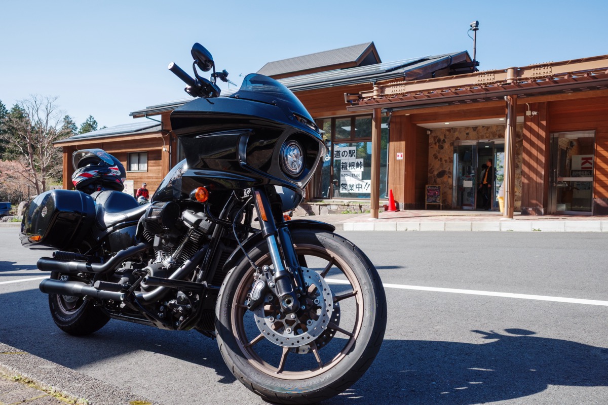 道の駅に停めたLow Rider ST