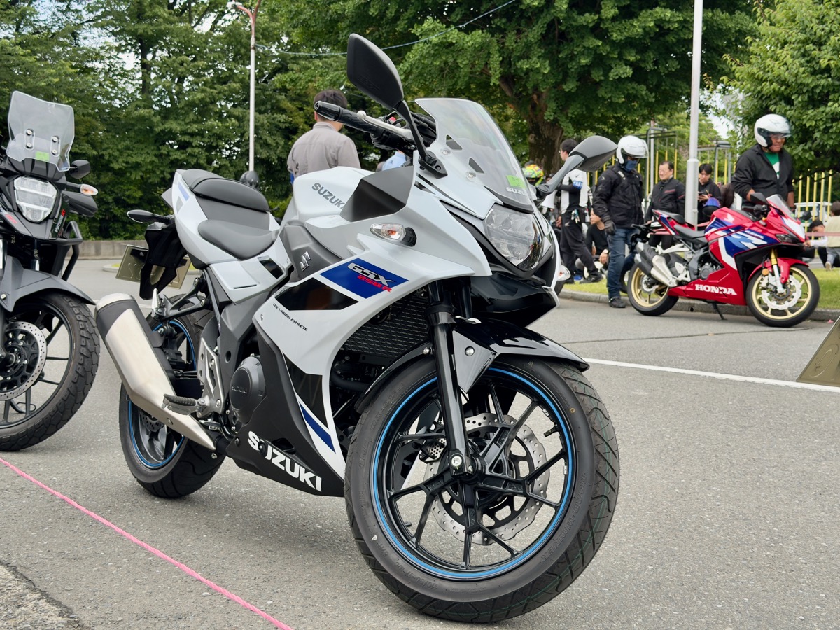 スズキ GSX250R。ホワイト×ブルーのフルカウルスポーツ