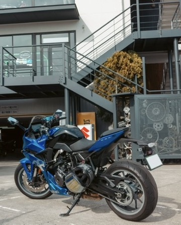 ユーメディア湘南の店舗前に停めたハチ