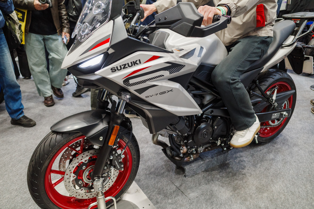 SV-7GX サイドビュー（シルバー×レッド）