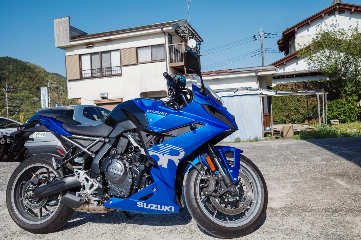 アマライトコーヒーの店先に停めたGSX-8R
