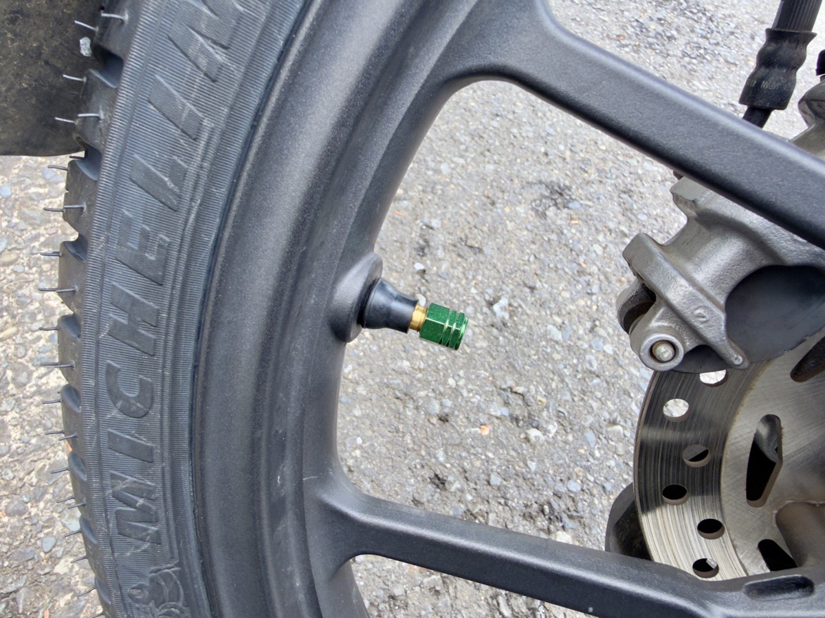 窒素充填の目印である緑色のバルブキャップ