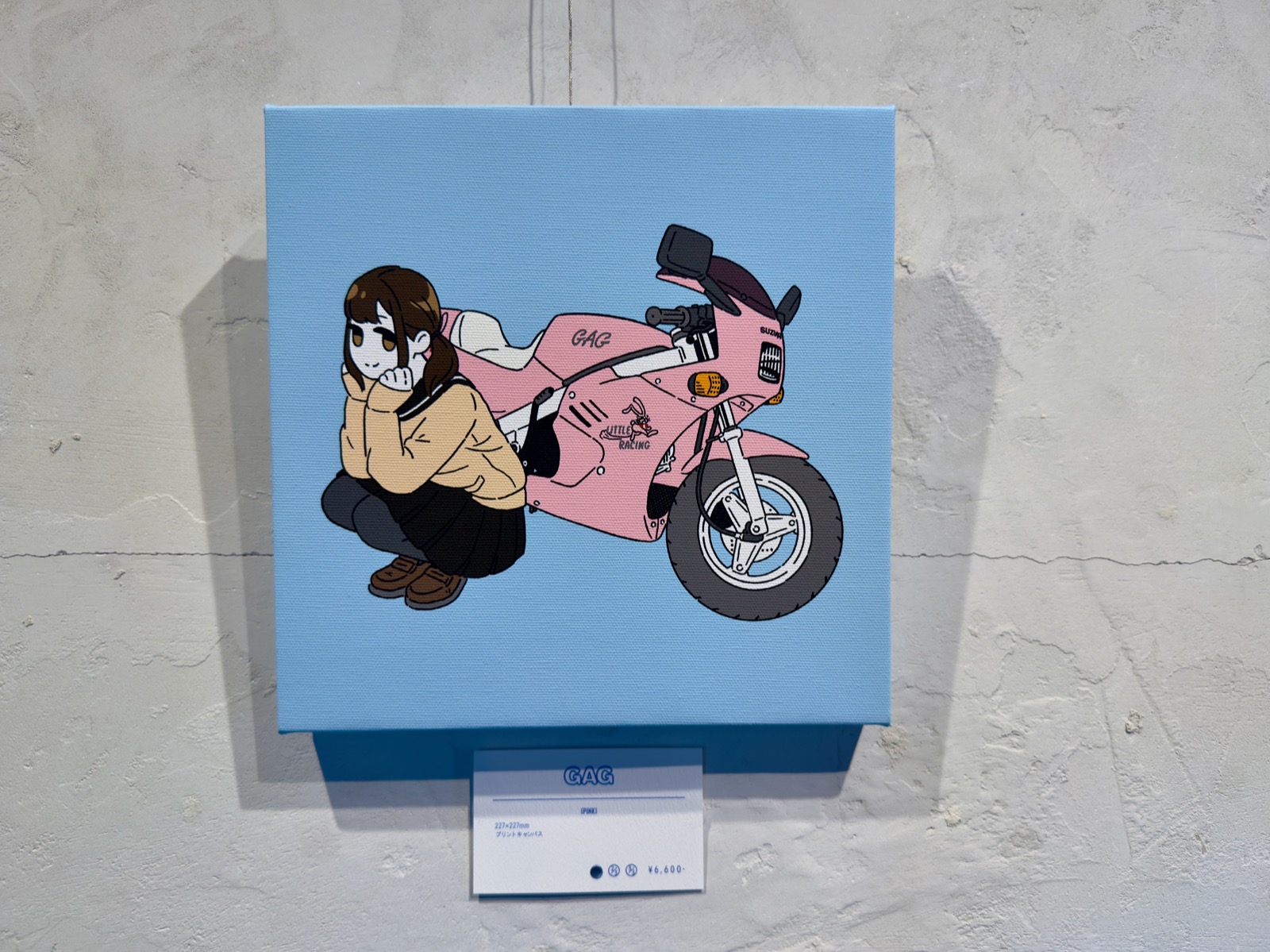 間島口さんの作品：ピンクのGAGと座り込む女子高生のイラスト