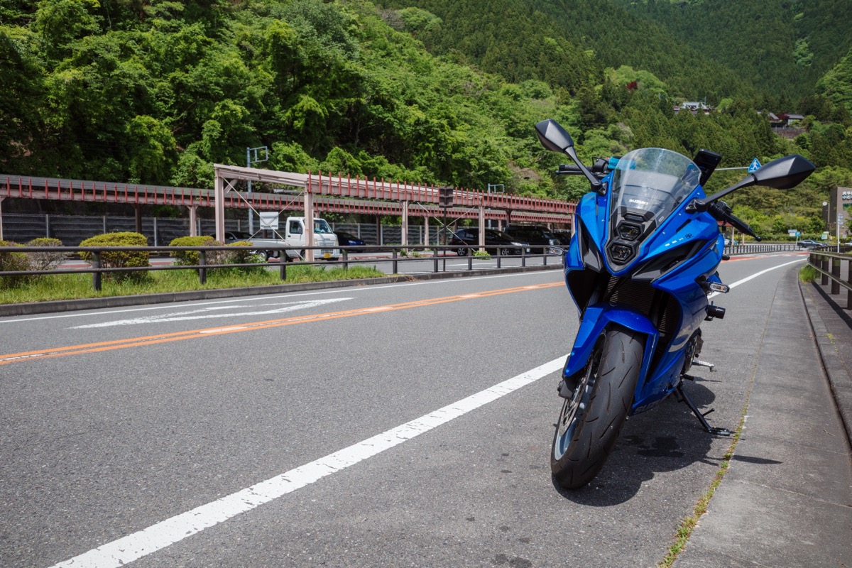 正面から見たGSX-8R