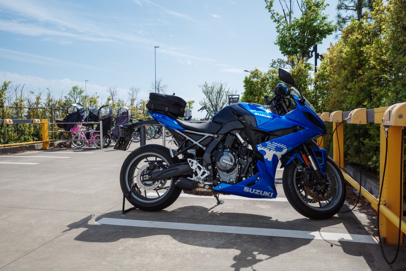 HANEDA INNOVATION CITYの駐車場に停めたハチ（GSX-8R）