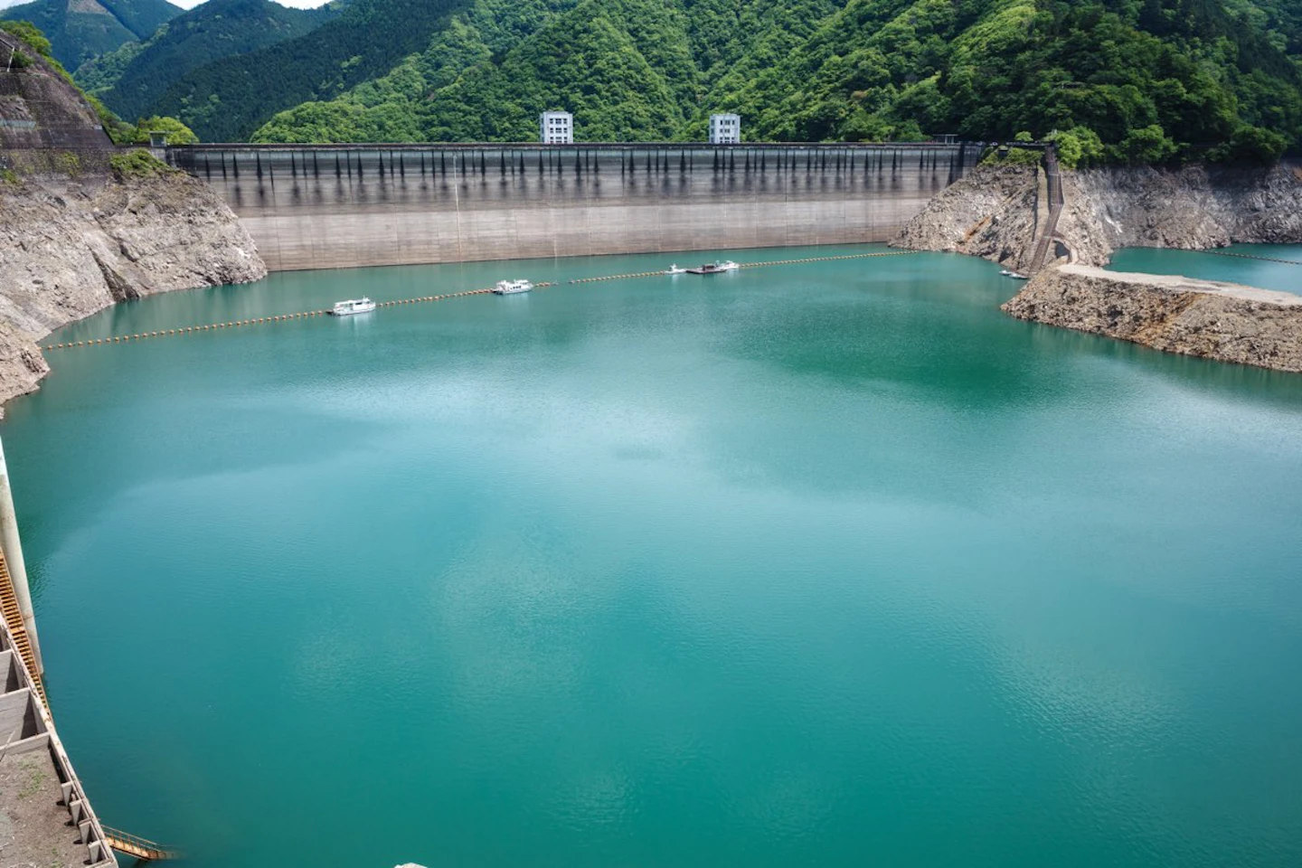 奥多摩湖のダム付近、岩背が露出して水位の低さがわかる