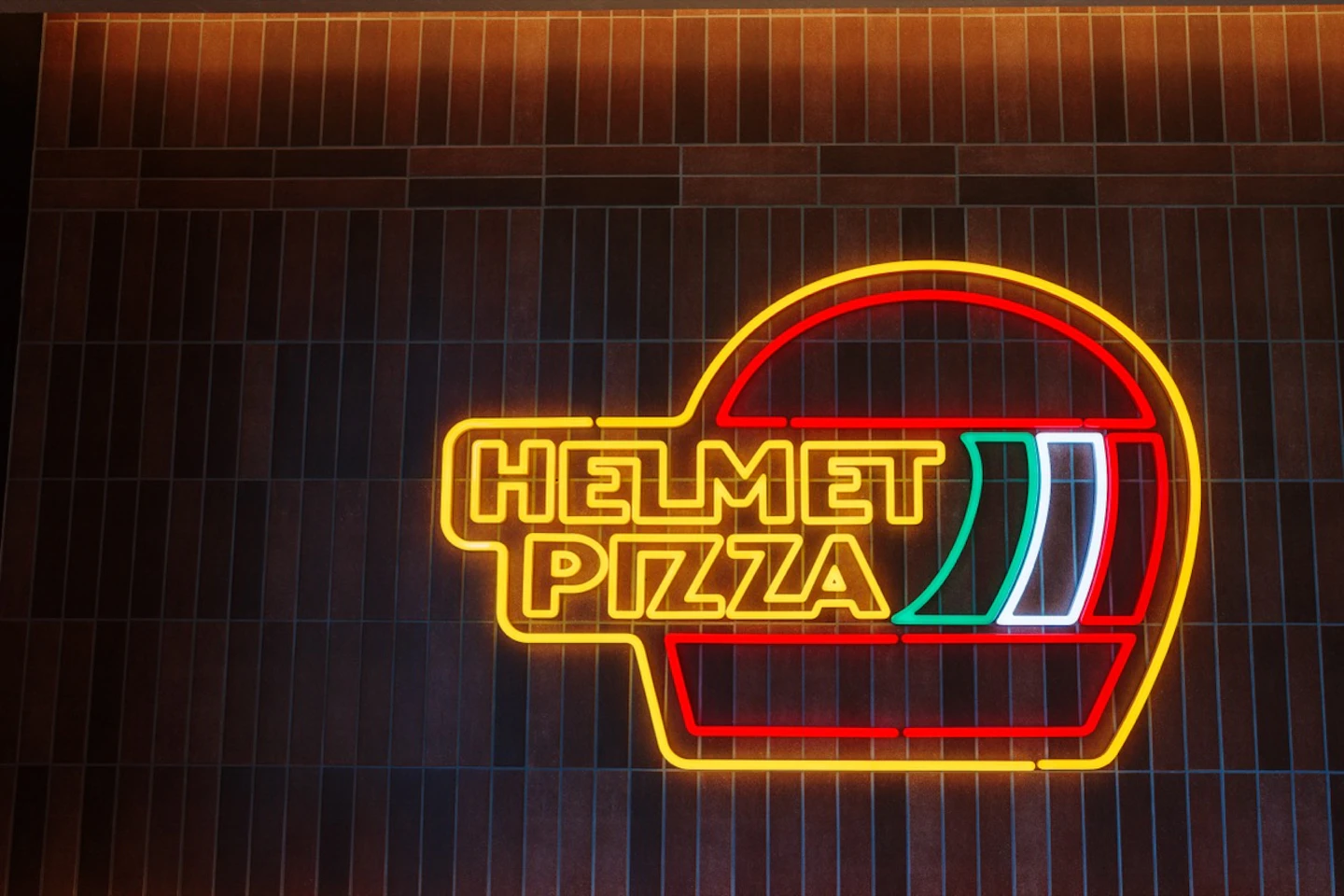 HELMET PIZZAのネオンサイン