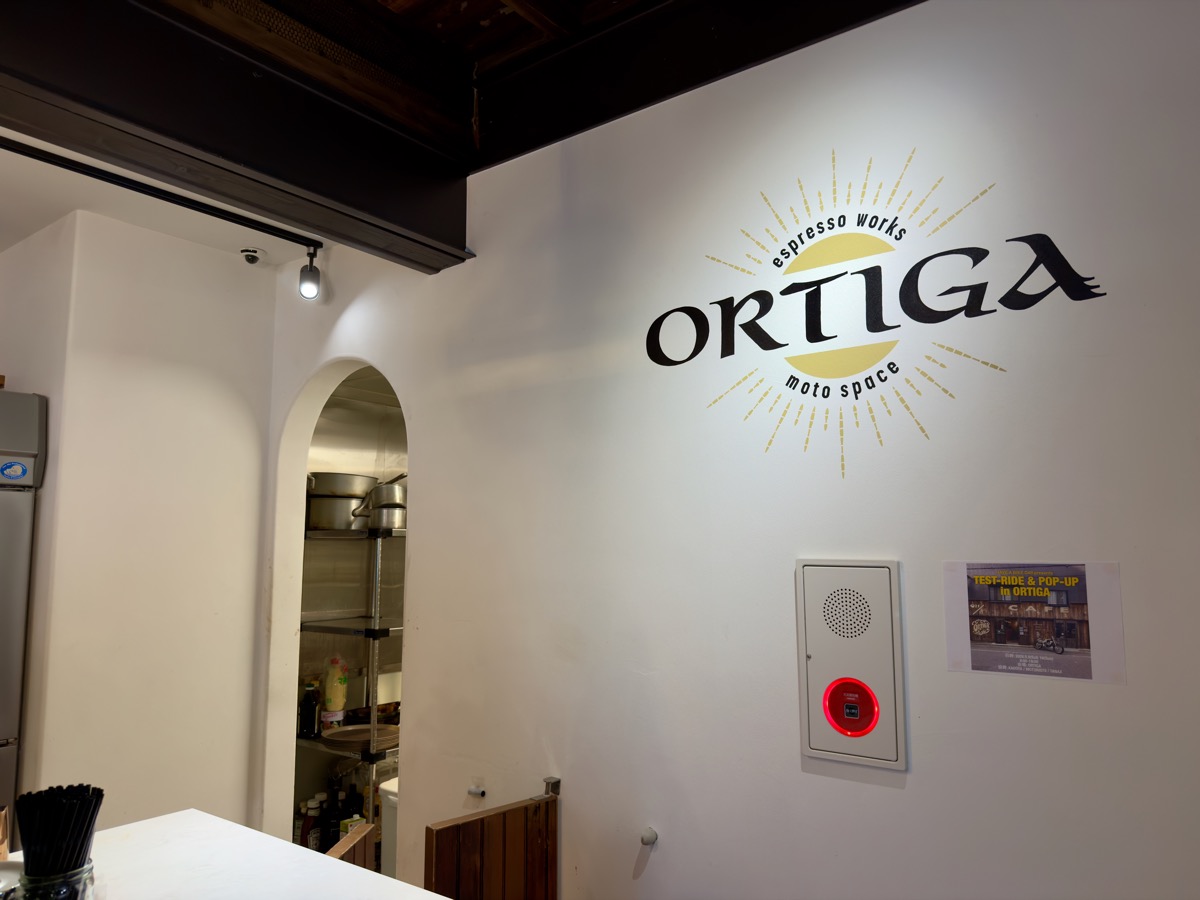 店内の壁に描かれたORTIGAのロゴ「espresso works / moto space」