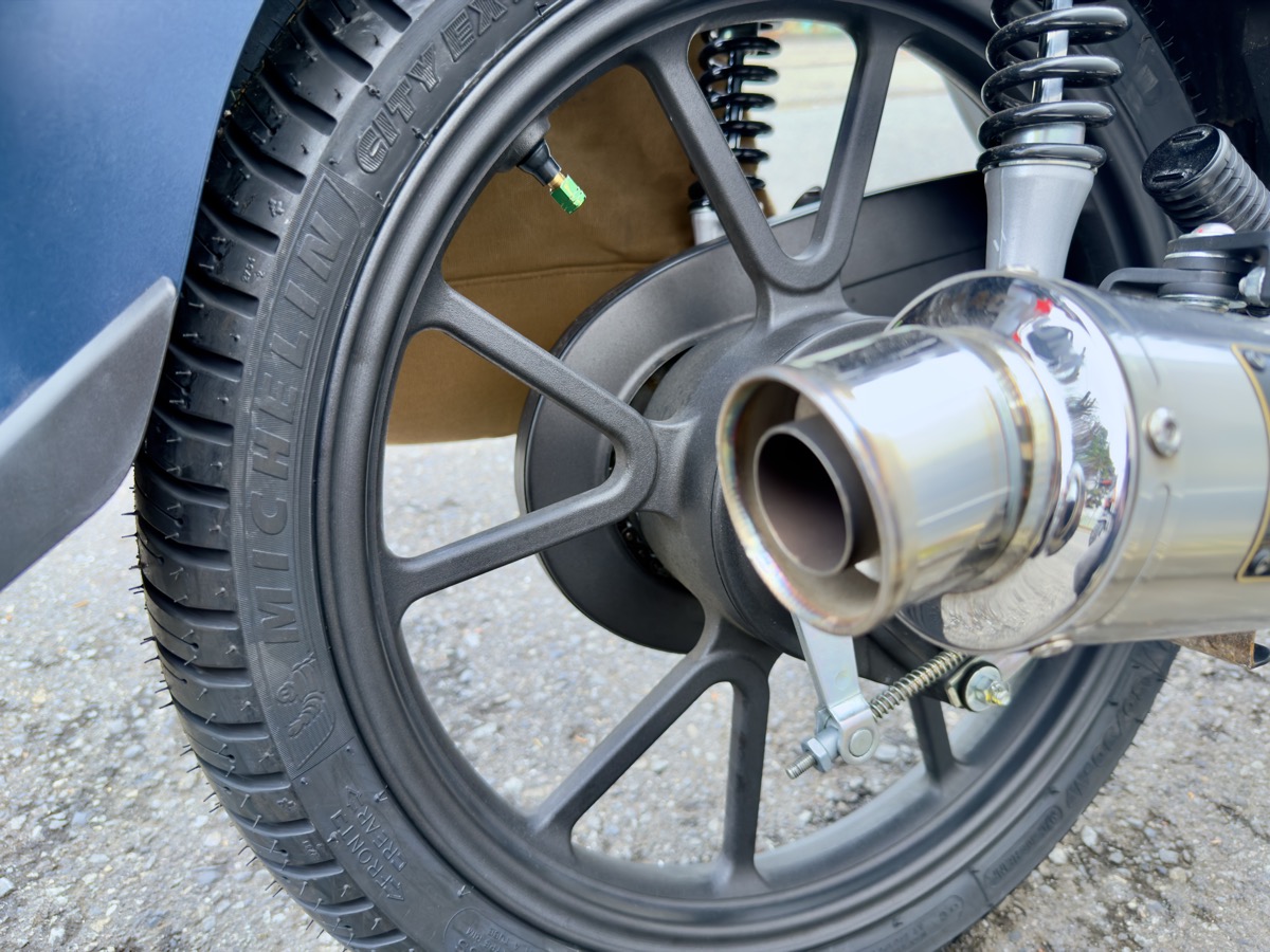 シティエクストラを装着したクロスカブ110の後輪