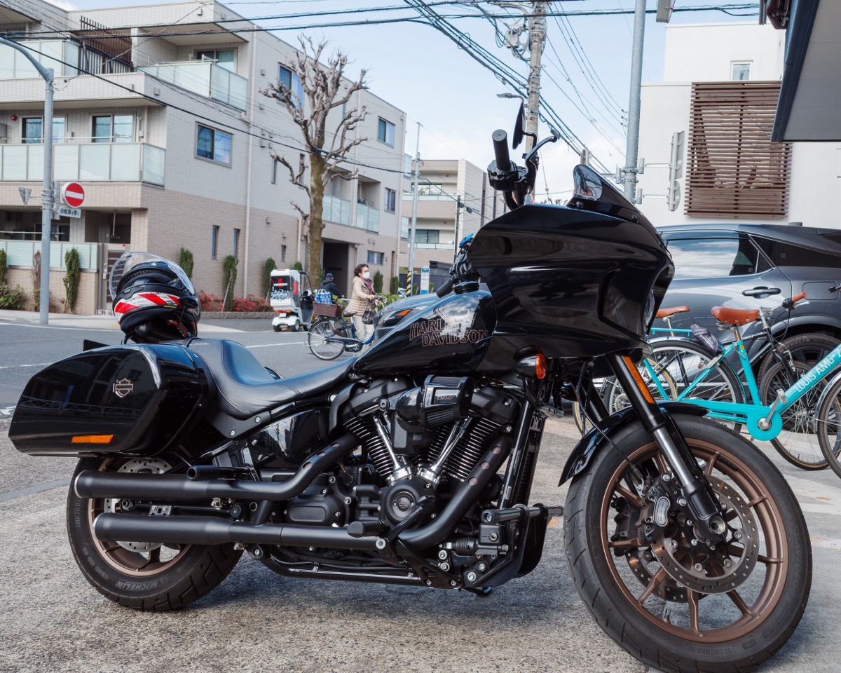 街中に佇むLow Rider ST