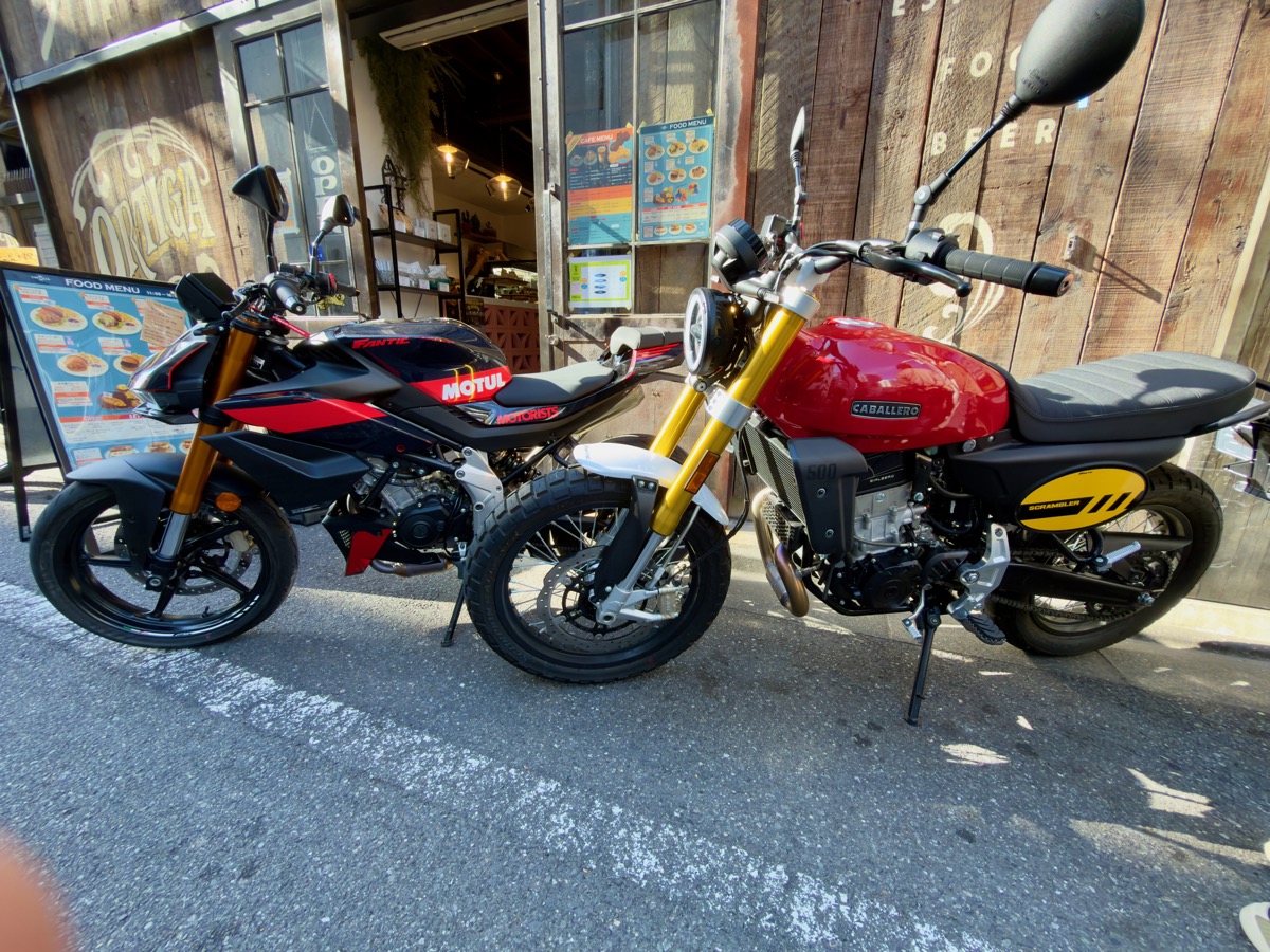 ORTIGAの前に並ぶFANTICの試乗車。スポーツネイキッドとCABALLERO Scrambler