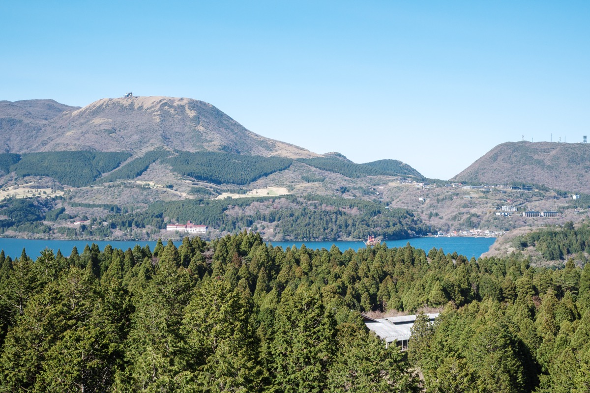 道の駅箱根峠から望む芦ノ湖と遊覧船