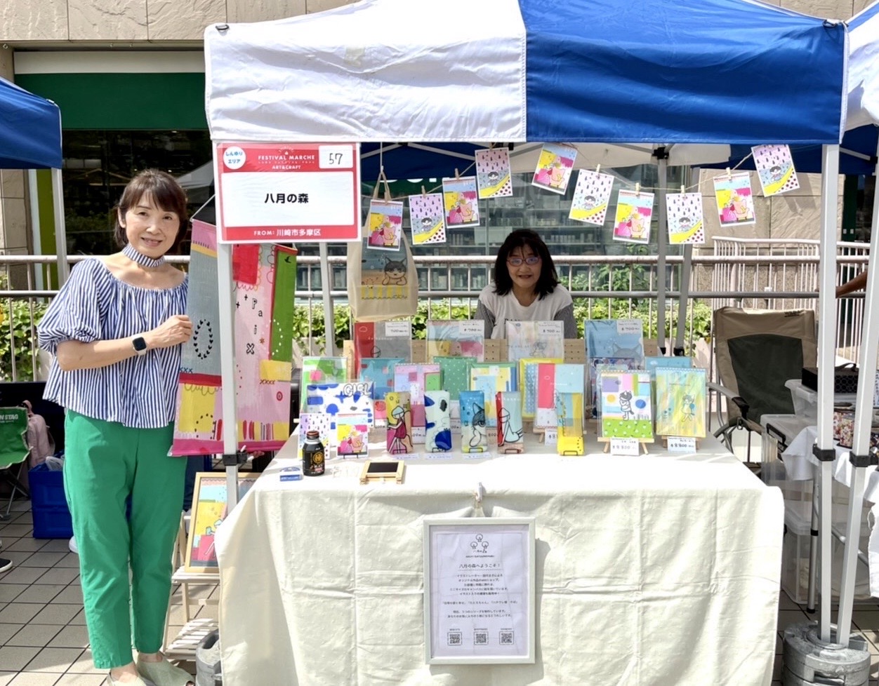 しんゆりがおかでのマルシェでの出店風景。肉筆原画やクリアファイルなど販売中