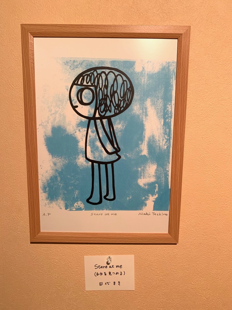 展示作品「Stare at me」の写真。青い背景に女の子のイラストが描かれている