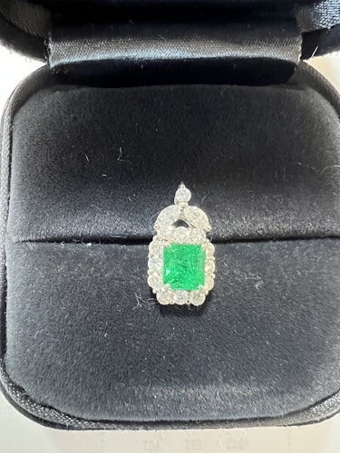 エメラルドペンダント pt900