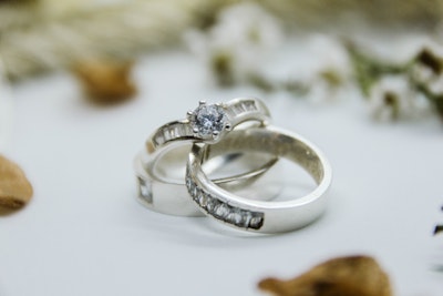 【金・プラチナ・ダイヤ】結婚指輪や婚約指輪を売る方法と買取相場について！