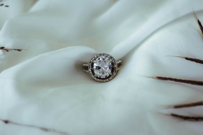 静かな輝きを放つ極上のグレーダイヤモンド! 特徴と価値を専門家が解説