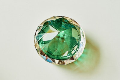 グリーンダイヤモンドの特徴は？天然と人工の違いや価格相場、石言葉まで