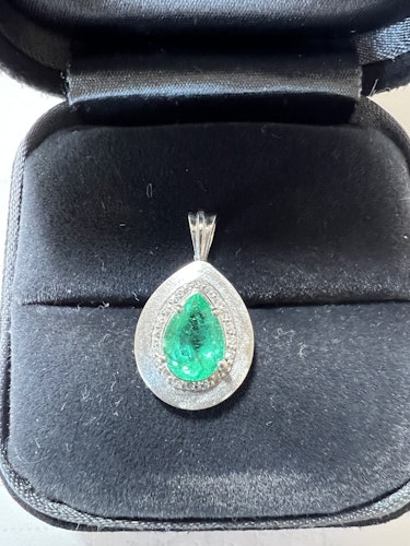 エメラルドイヤリング/ピアス pt900