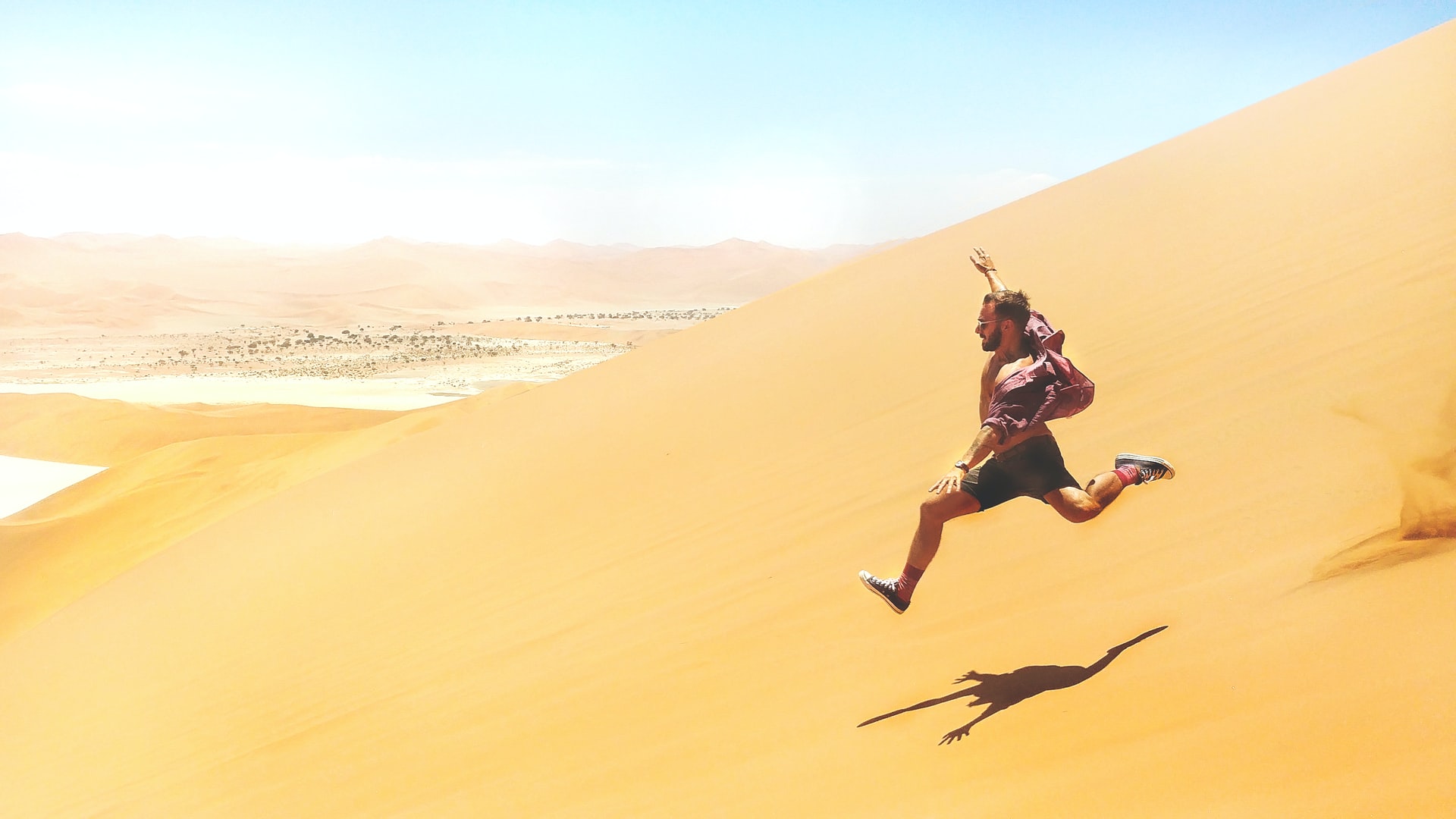 砂漠を飛び回る人