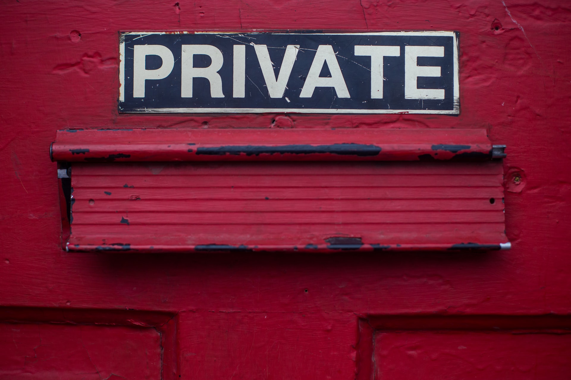 「Private」と書かれた看板