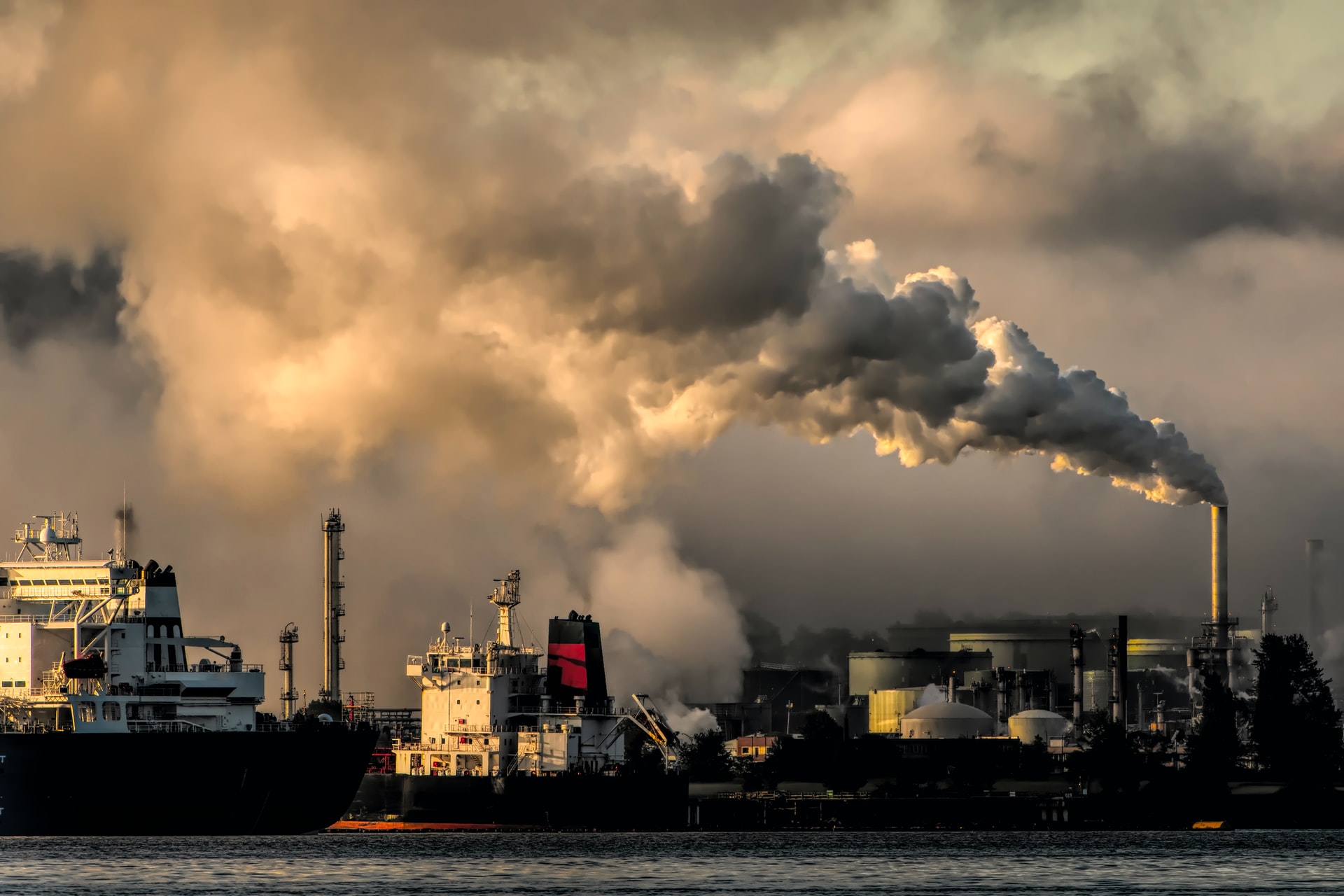 工場の煙突から大量の汚染物質が垂れ流されている
