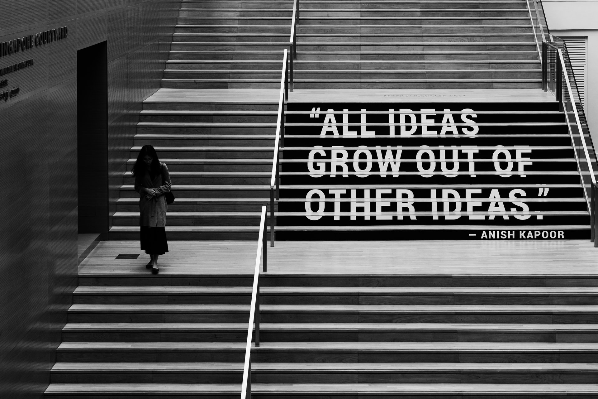「All ideas grow out of other ideas」が表記された階段
