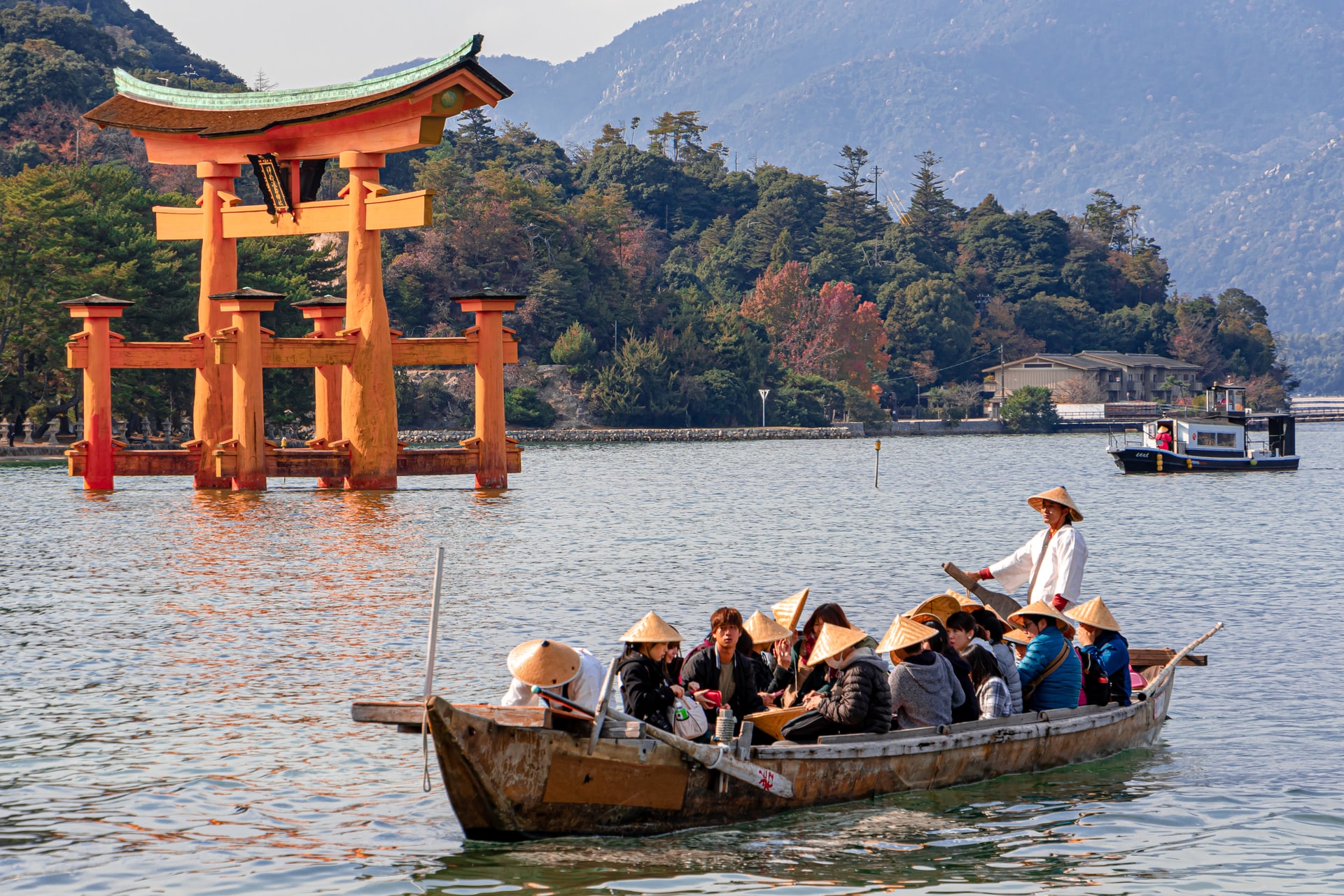 船と厳島神社の鳥居