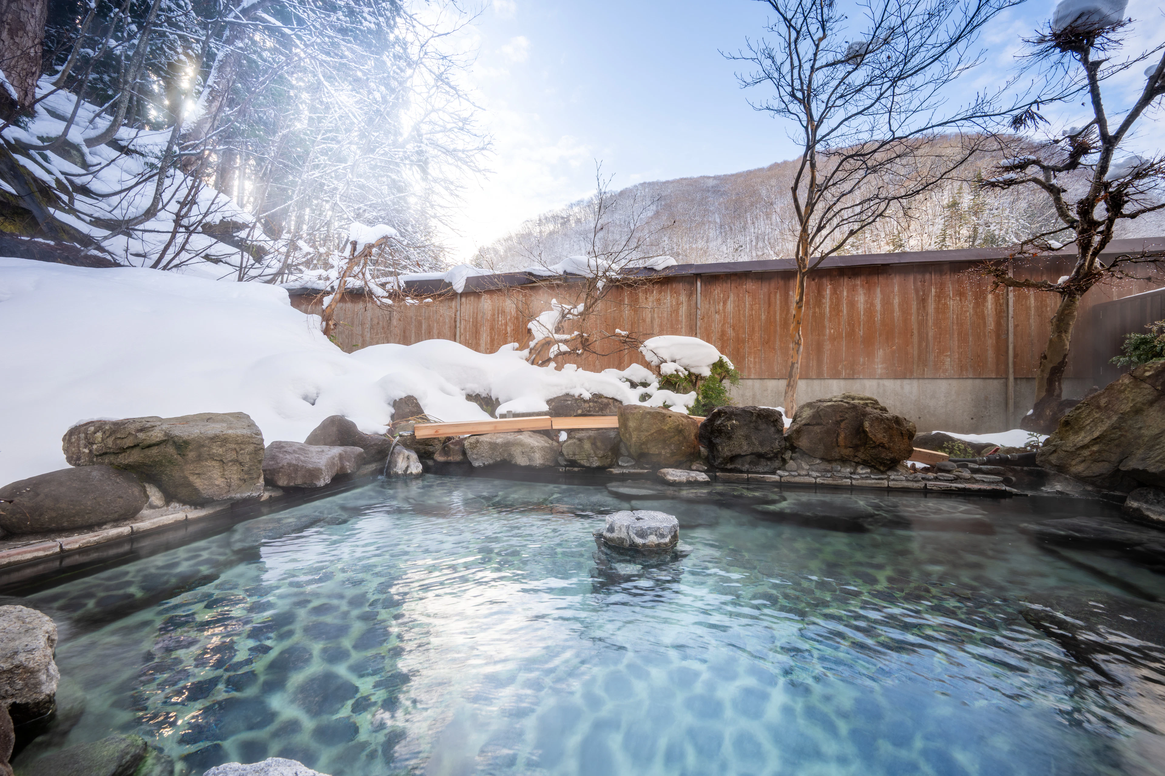 白銀の世界と名湯を堪能。絶景の雪見風呂で心地よく癒やされる冬の宿特集