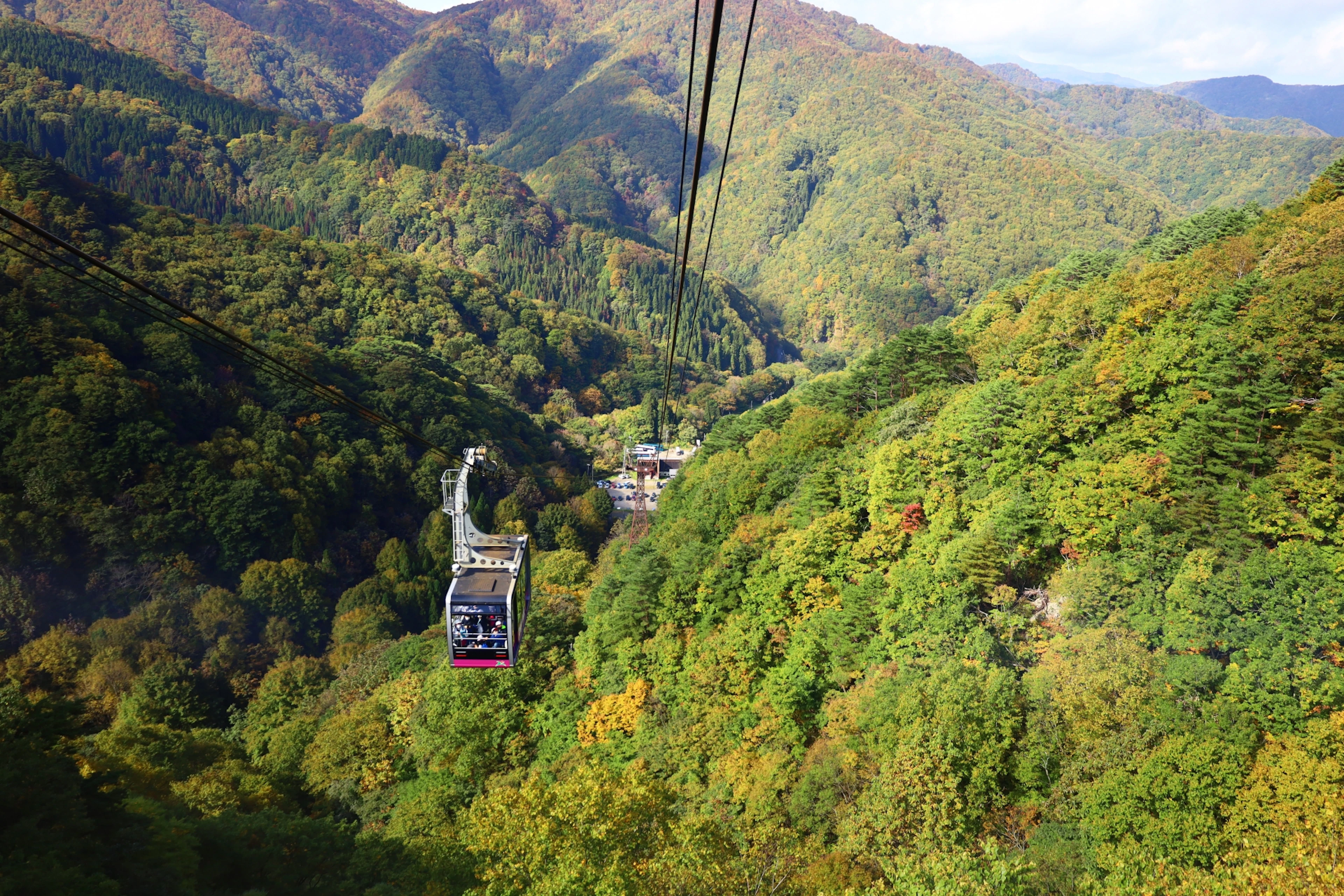 新緑の絶景と名峰散策を味わう旅
