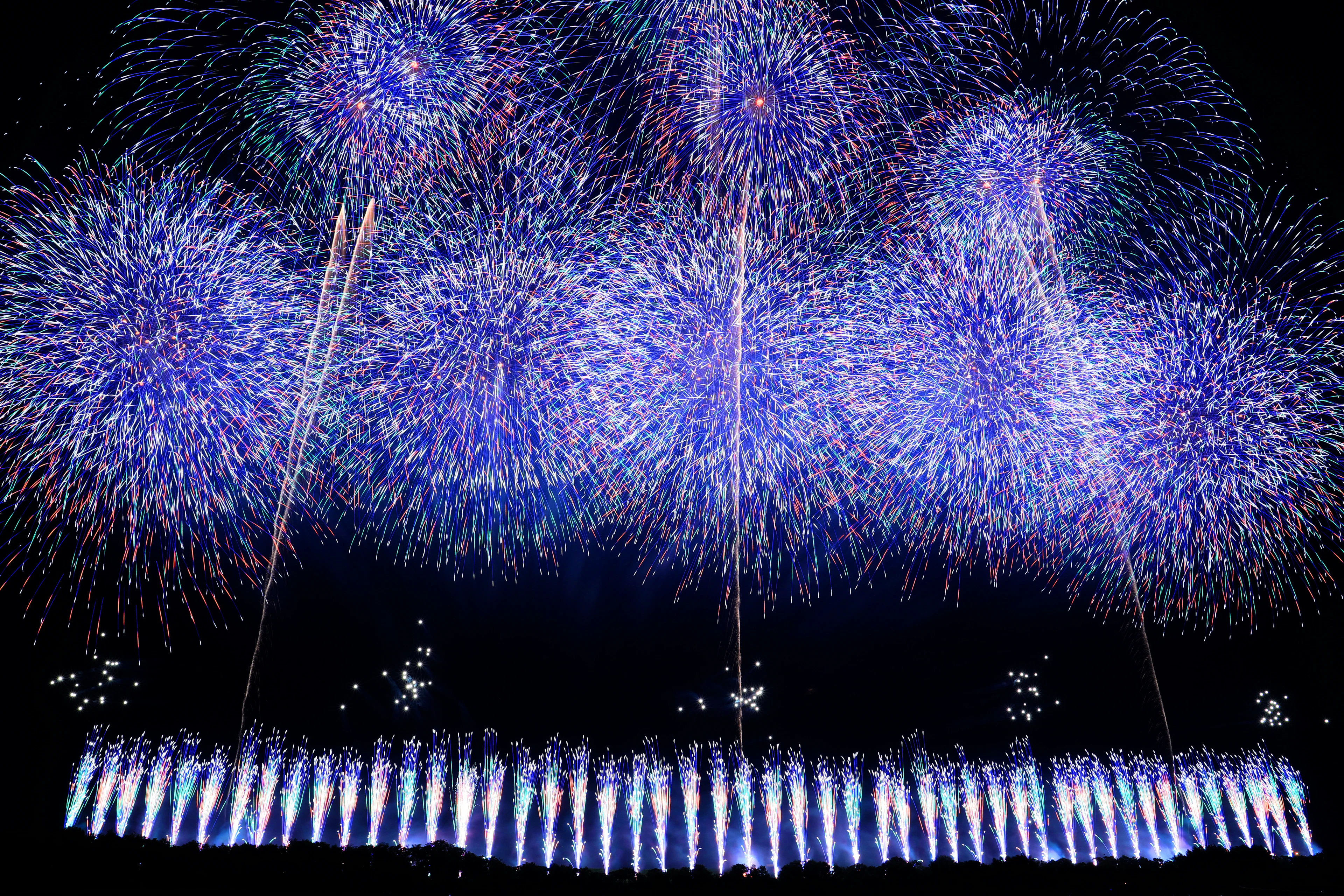 夏の夜を彩る花火と夏祭り巡り