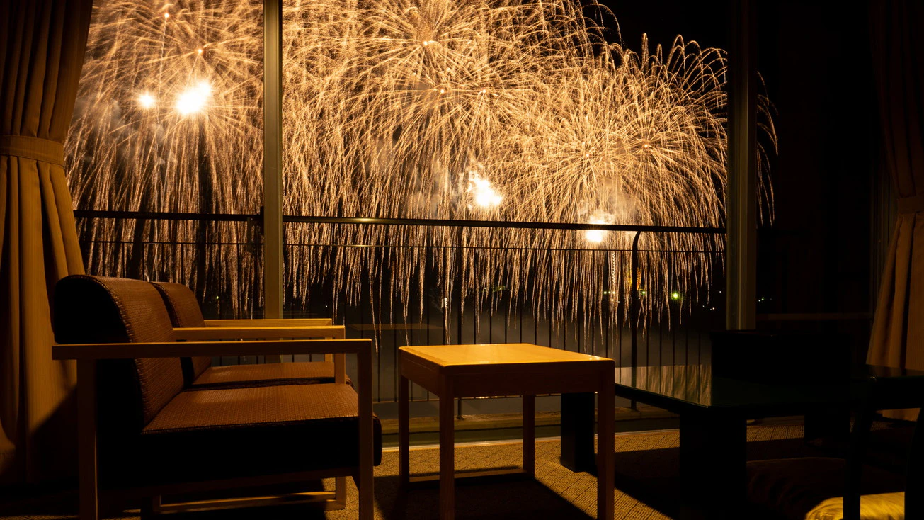 夏の夜を彩る花火と夏祭り巡り