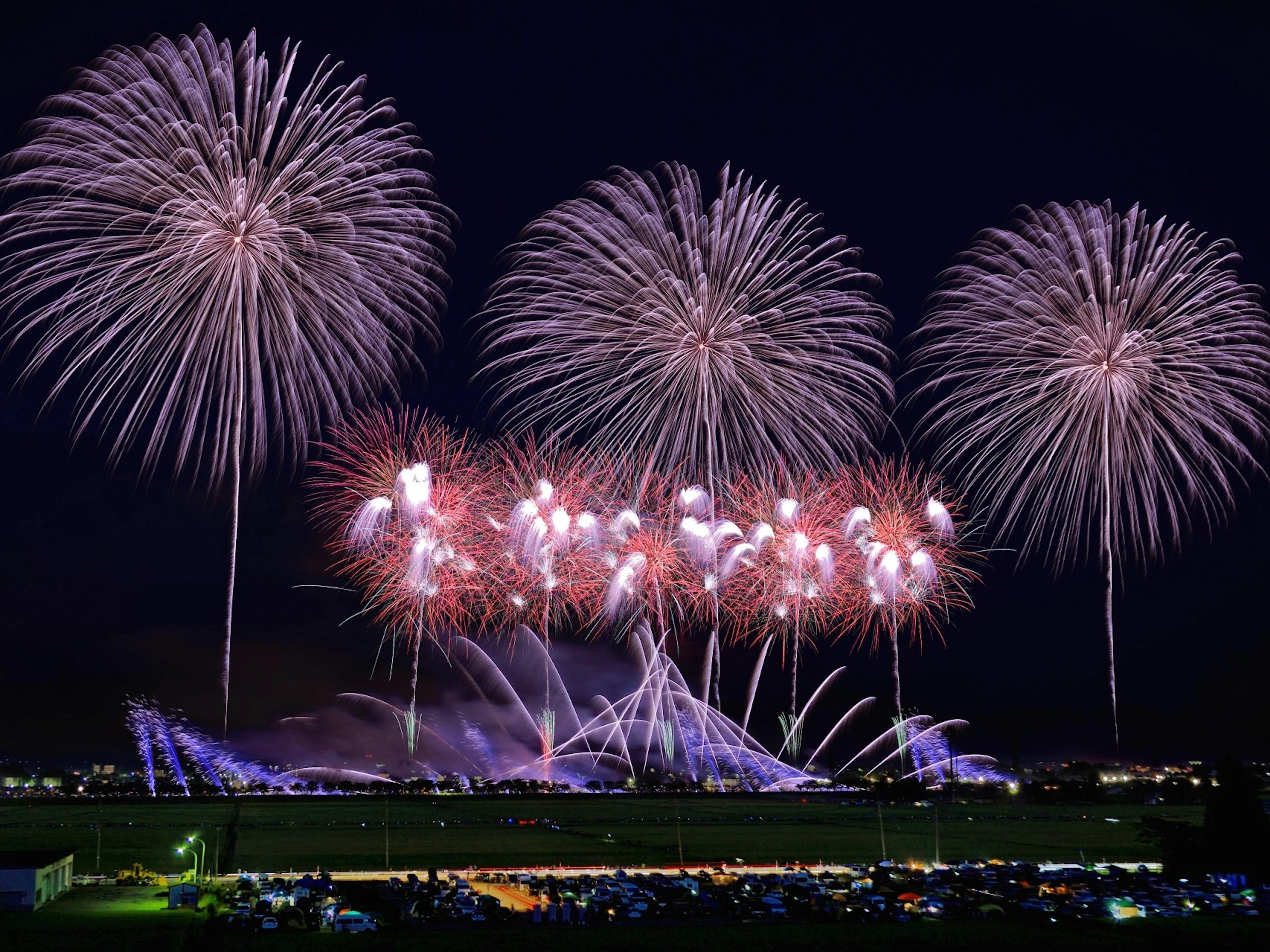 夏の夜を彩る花火と夏祭り巡り