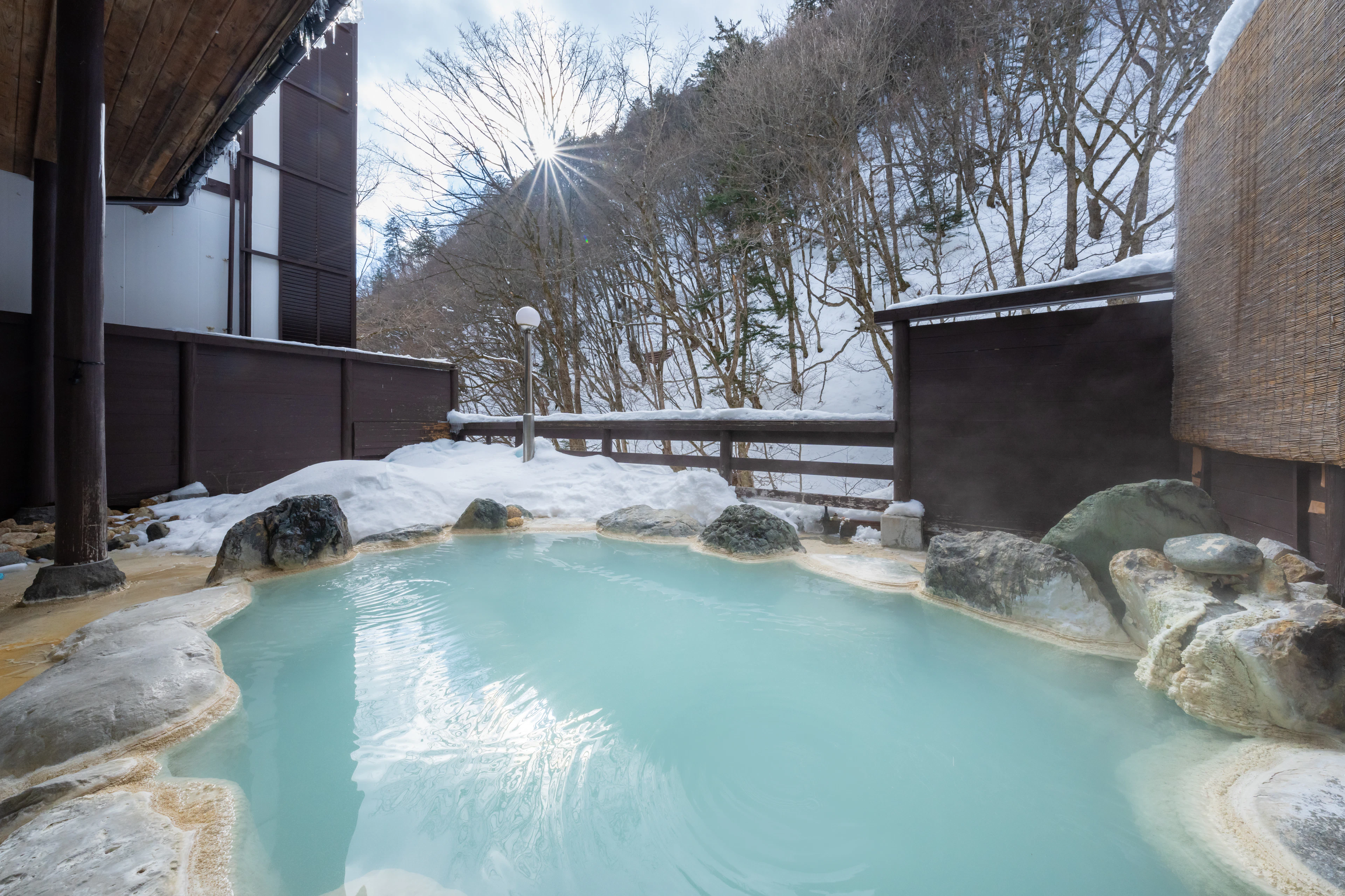 白銀の世界と名湯を堪能。絶景の雪見風呂で心地よく癒やされる冬の宿特集