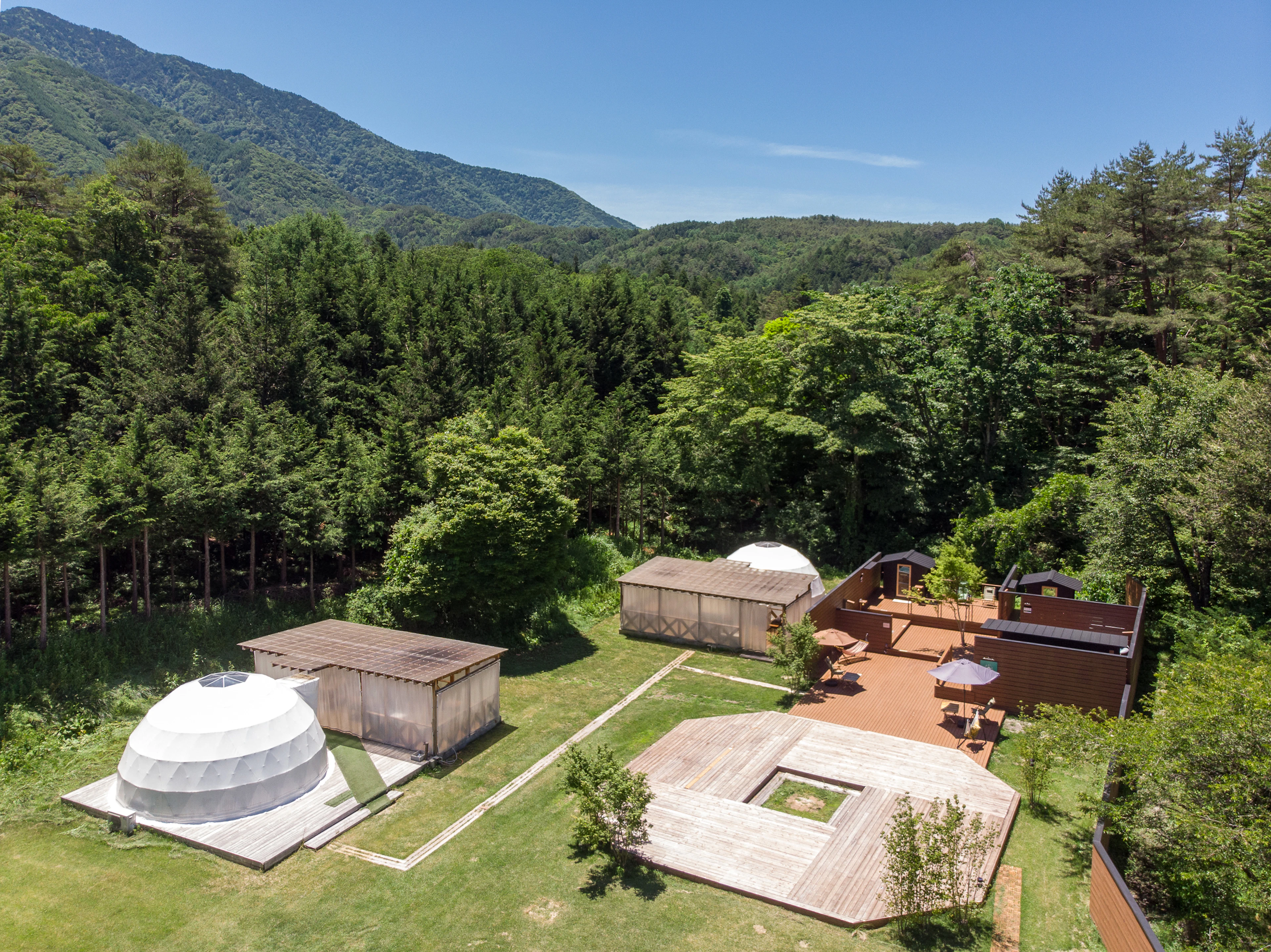 新緑の絶景と名峰散策を味わう旅