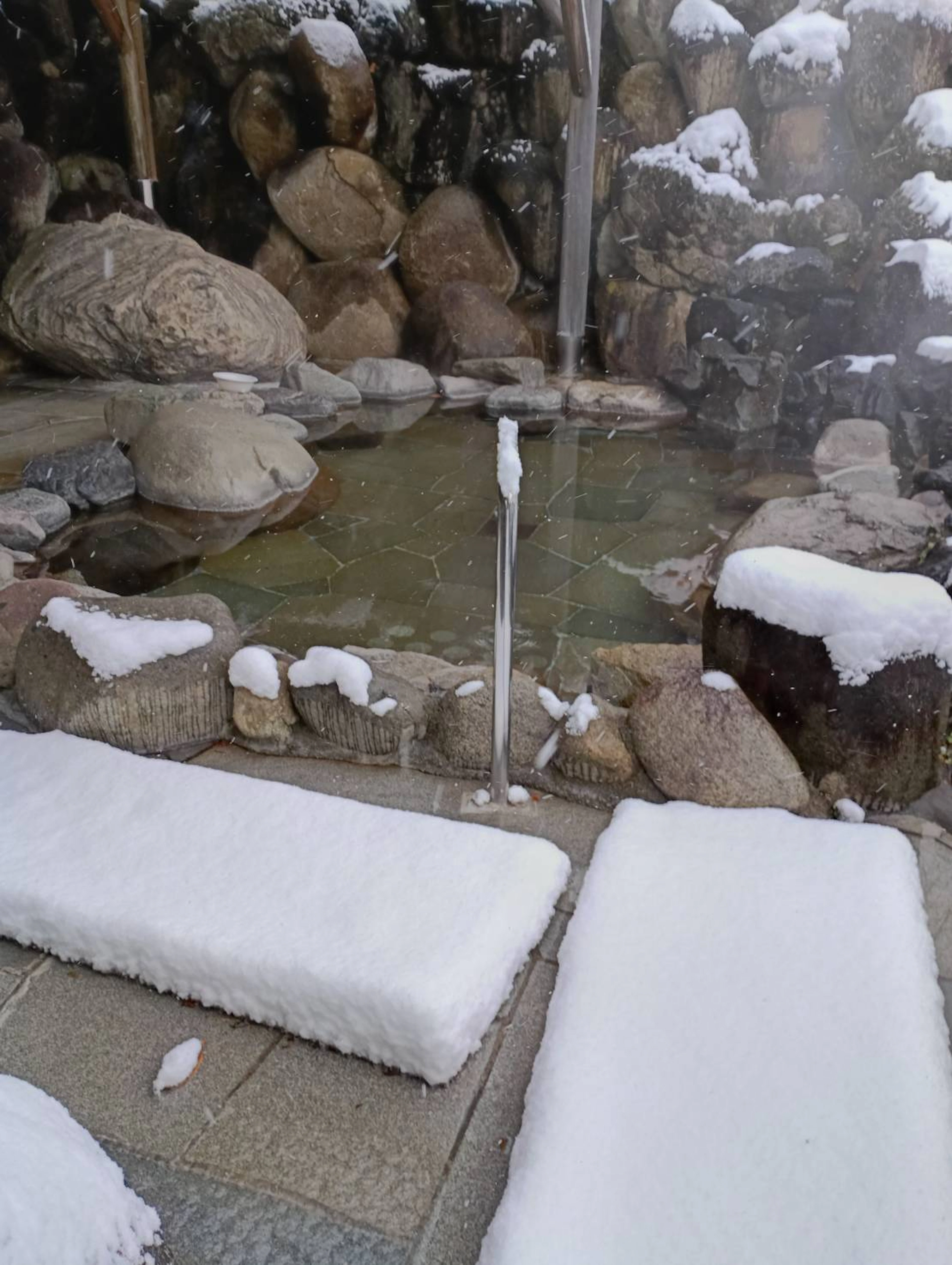 白銀の世界と名湯を堪能。絶景の雪見風呂で心地よく癒やされる冬の宿特集