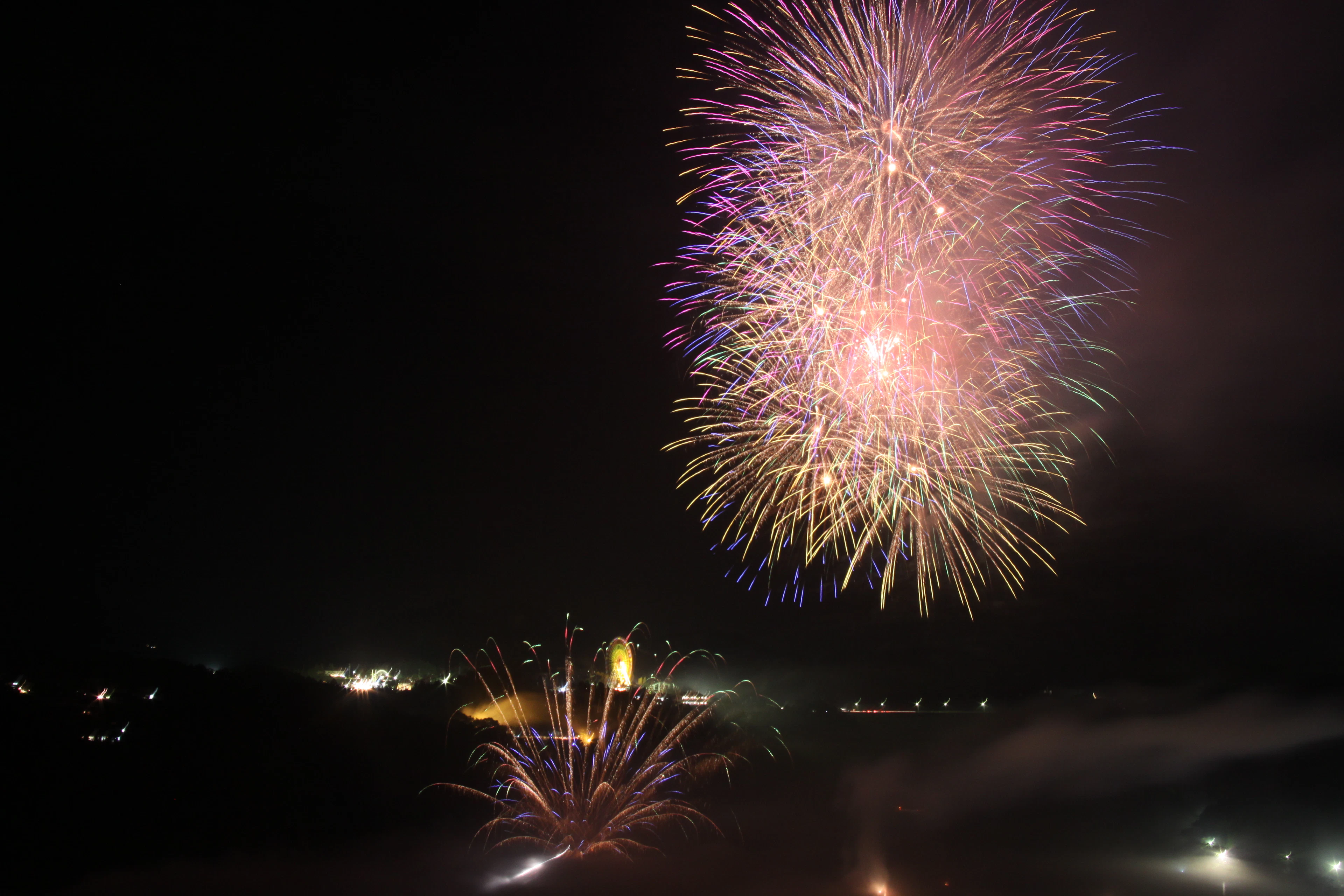 夏の夜を彩る花火と夏祭り巡り