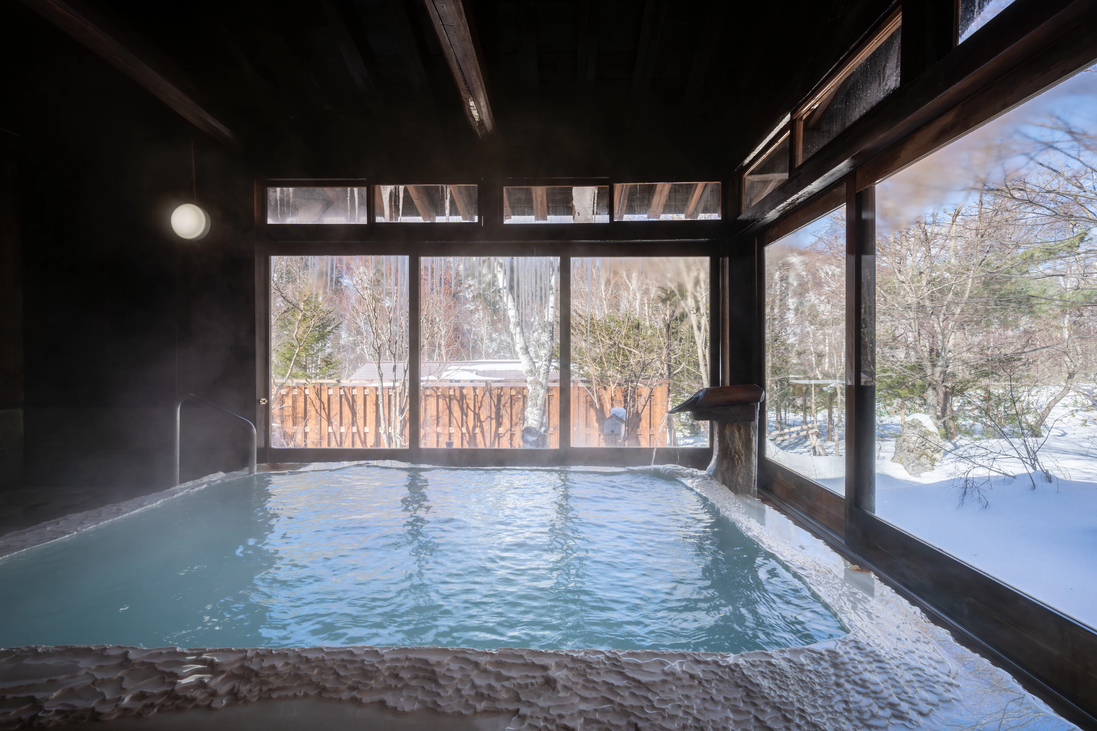 白銀の世界と名湯を堪能。絶景の雪見風呂で心地よく癒やされる冬の宿特集