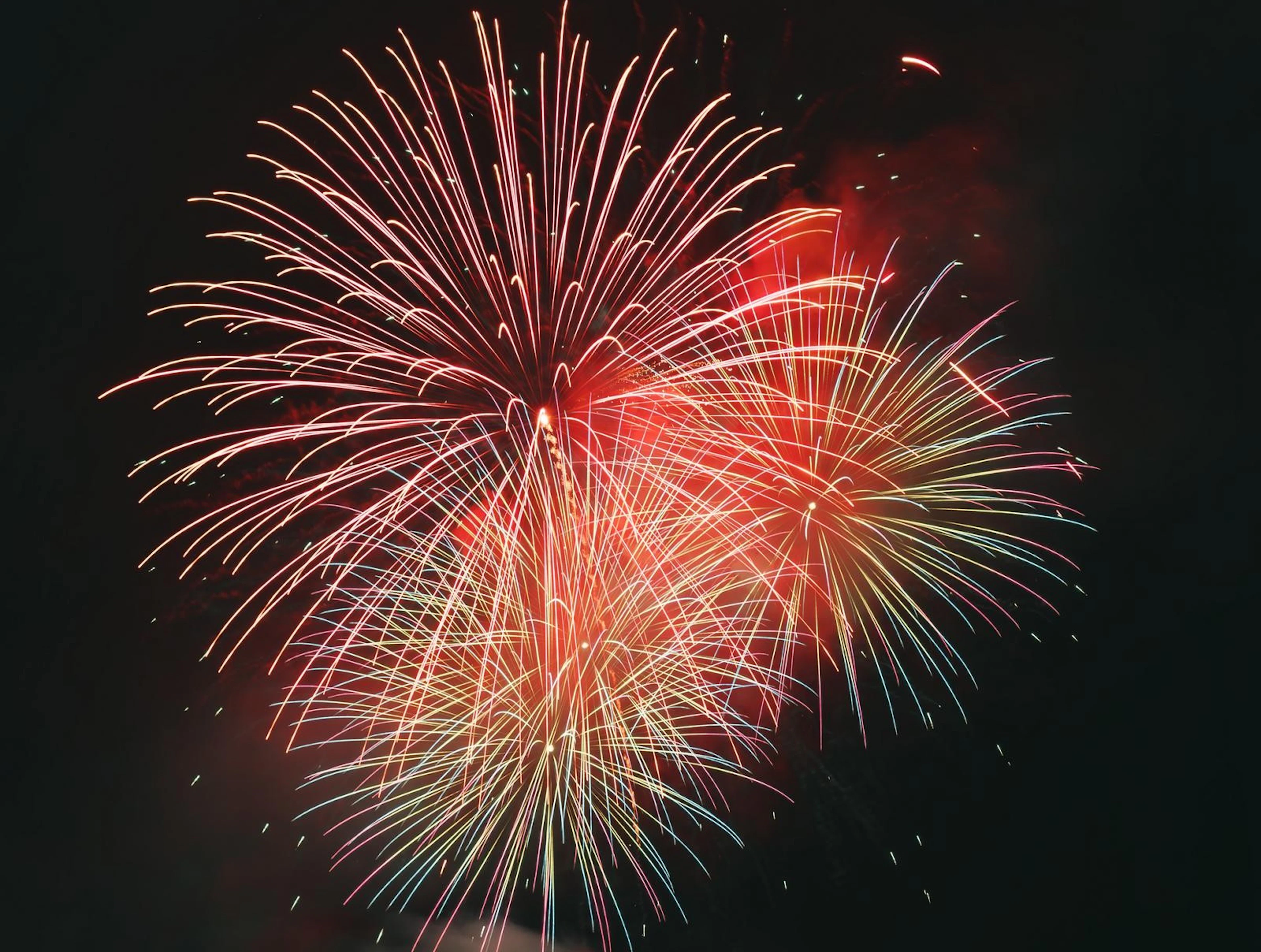 夏の夜を彩る花火と夏祭り巡り