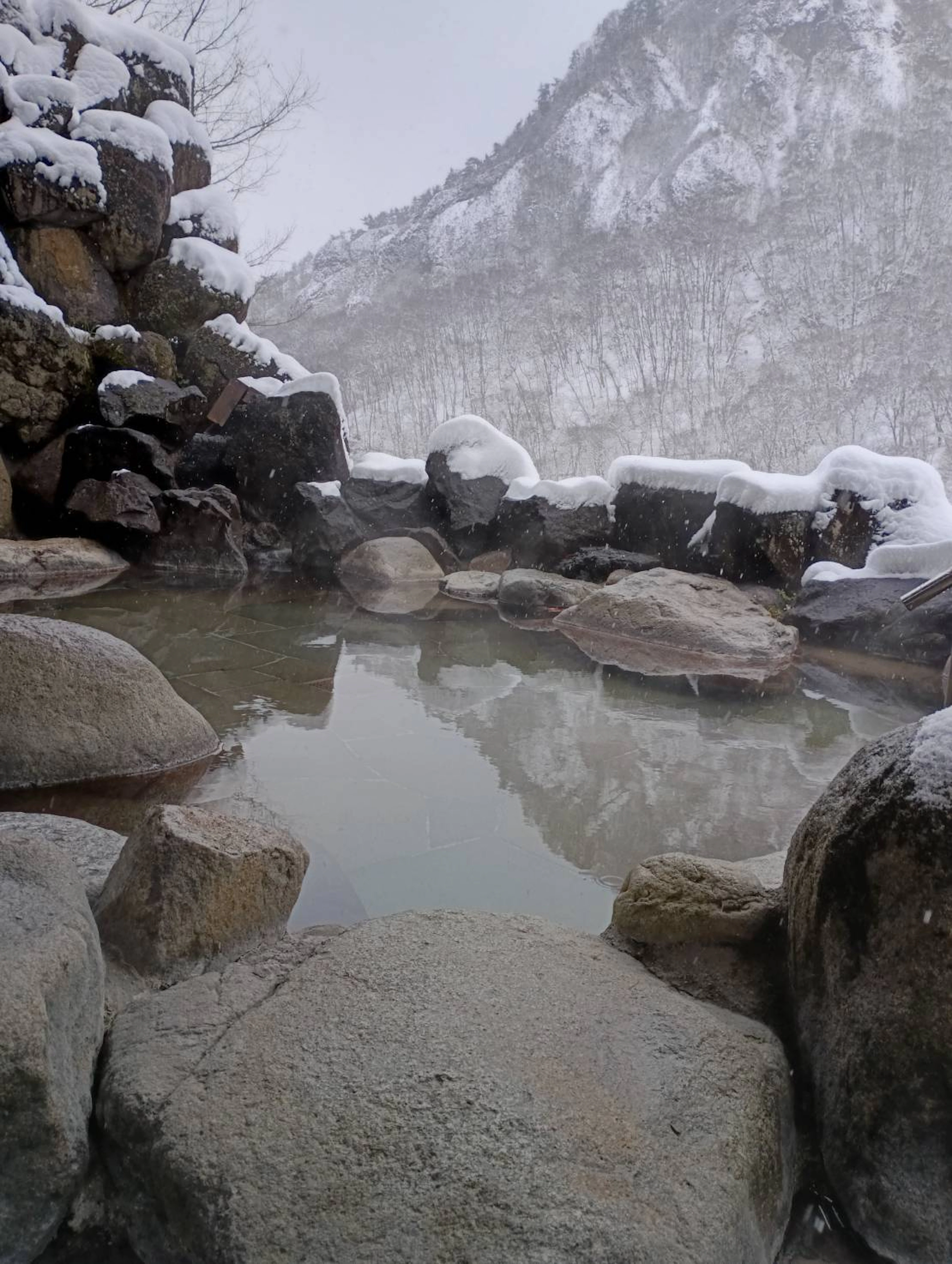 白銀の世界と名湯を堪能。絶景の雪見風呂で心地よく癒やされる冬の宿特集